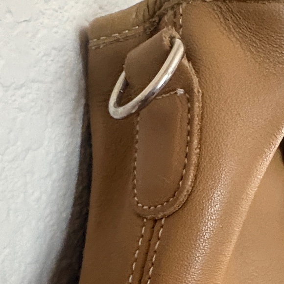 Elegant Tan Leather Handbag - Picture 4 of 6
